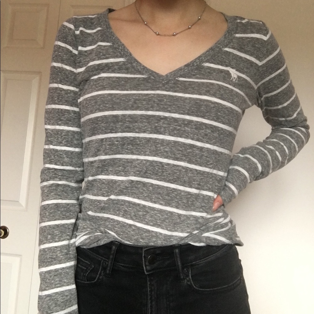 👚3/$15 White and grey stripped long sleeve